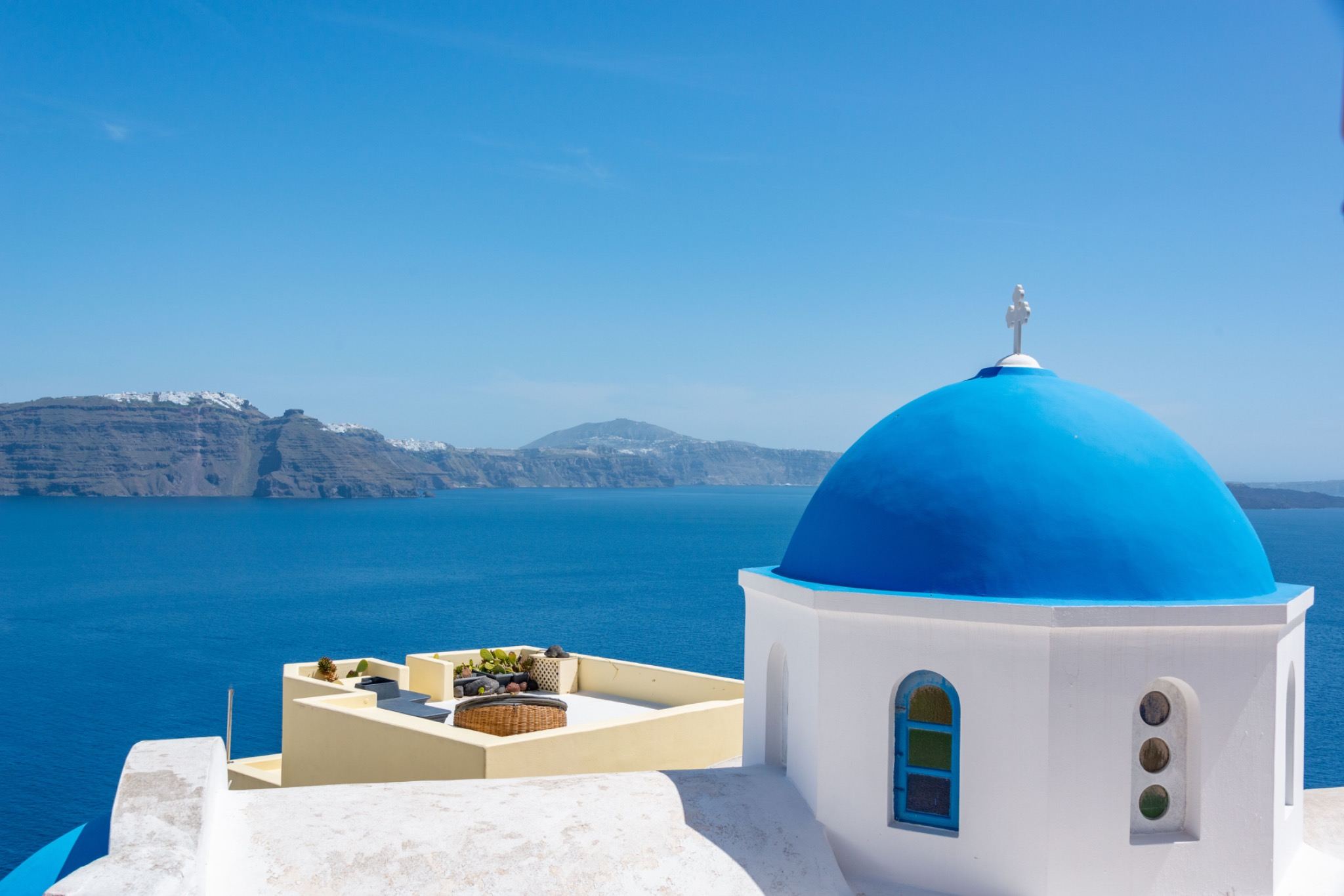 Extendam e Redcliffe comprano il Radisson Blu Zaffron Santorini: perché il valore degli hotel passa dalla scarsità