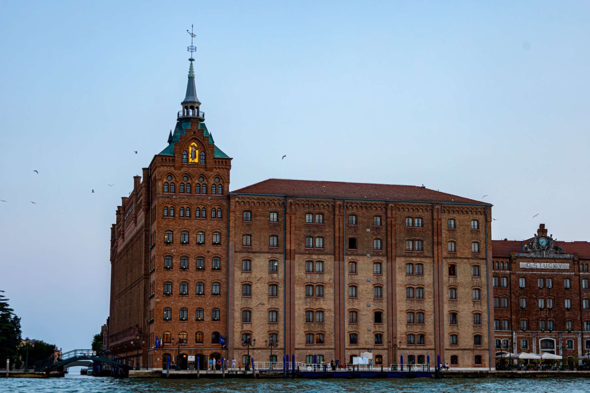 Molino Stucky Venezia: dalla fabbrica all’Hilton, il riassetto di un debito superiore a 280 milioni nell’era Acqua Marcia