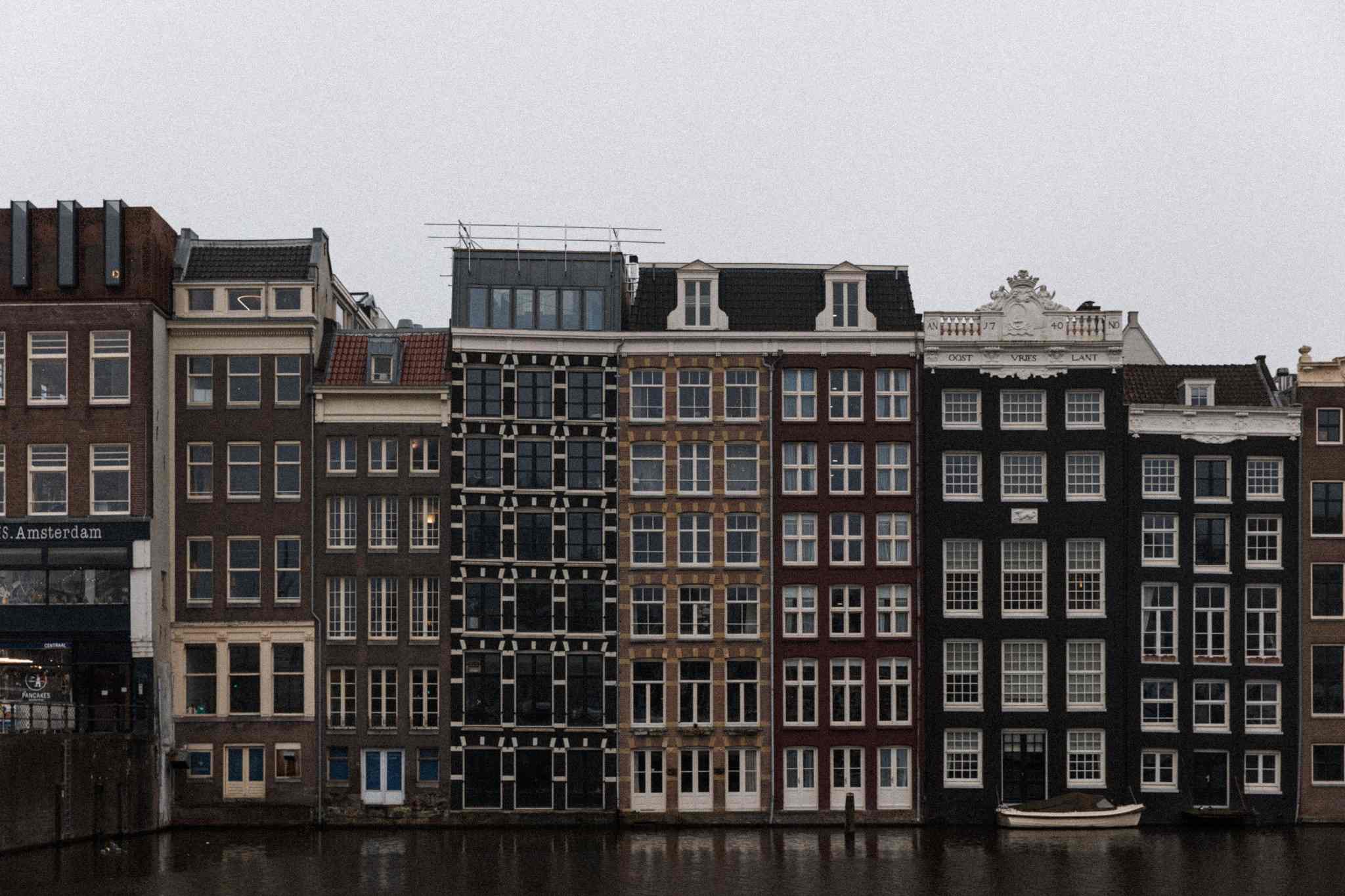 Invesco vende l’Andaz Amsterdam a First Sponsor: il capitale asiatico costruisce una piattaforma alberghiera nei Paesi Bassi