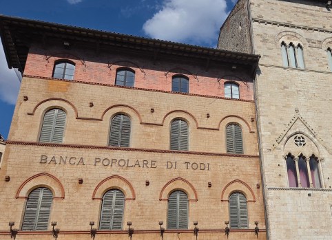 Todi, l'ex Banca Popolare diventa hotel di lusso: chi c'è dietro e qual è il vero valore dell'operazione