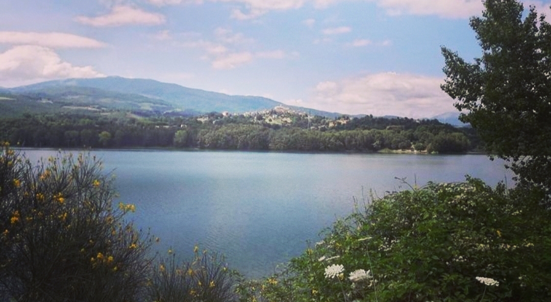 Chalet sul Lago del Pertusillo: concessione fino a 18 anni, canone zero per due anni e una destination outdoor da costruire