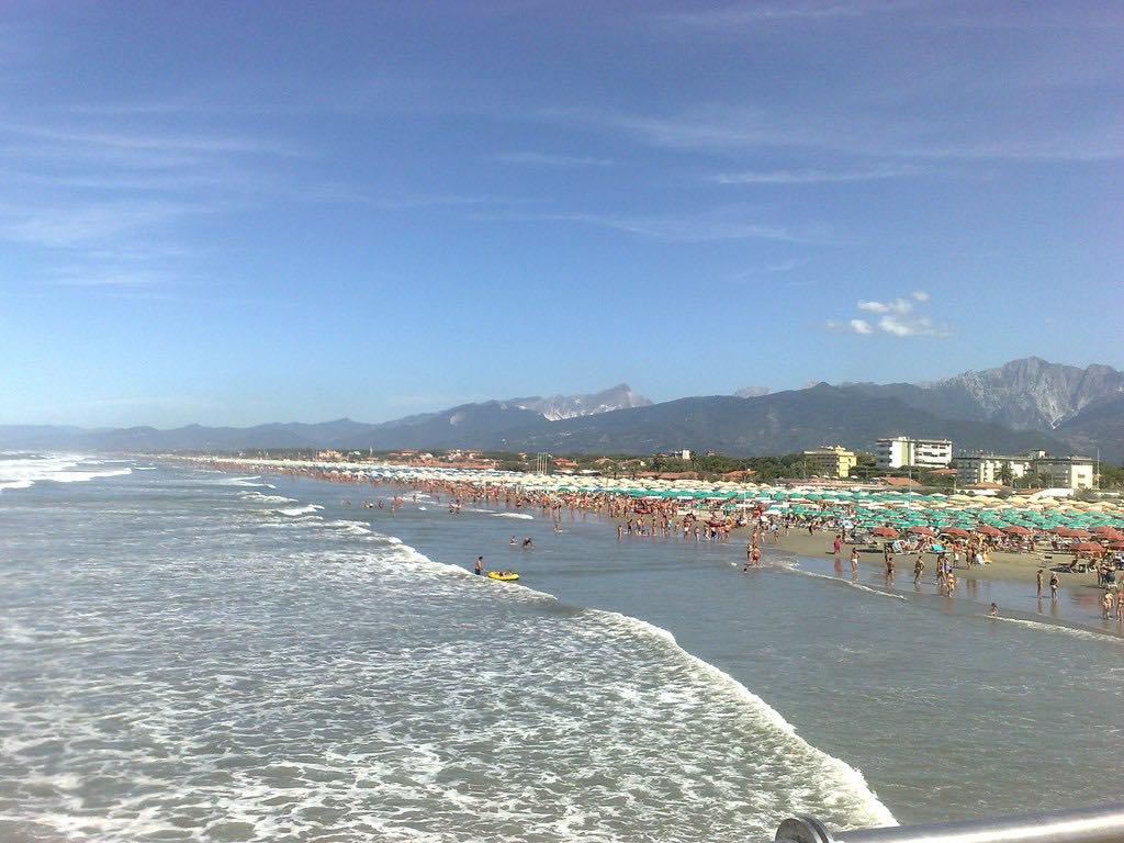 Ex Hotel Tirreno e Ginestre a Marina di Pietrasanta: due acquisizioni a Focette, ma il vero valore si decide prima dei lavori