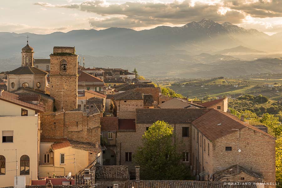 Città Sant’Angelo: 3.285 mq ex hotel/RSA all’asta da €429.675. Ma il vero valore dipende dalla destinazione futura — e dal costo per rendere l’asset nuovamente investibile