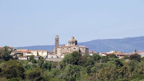 Abbasanta, ex Country Hotel Mandra Edera all’asta da €219.552: 25 camere, piscina e maneggio. Ma la perizia da €876.200 aveva già scontato il 35% per inattività e degrado