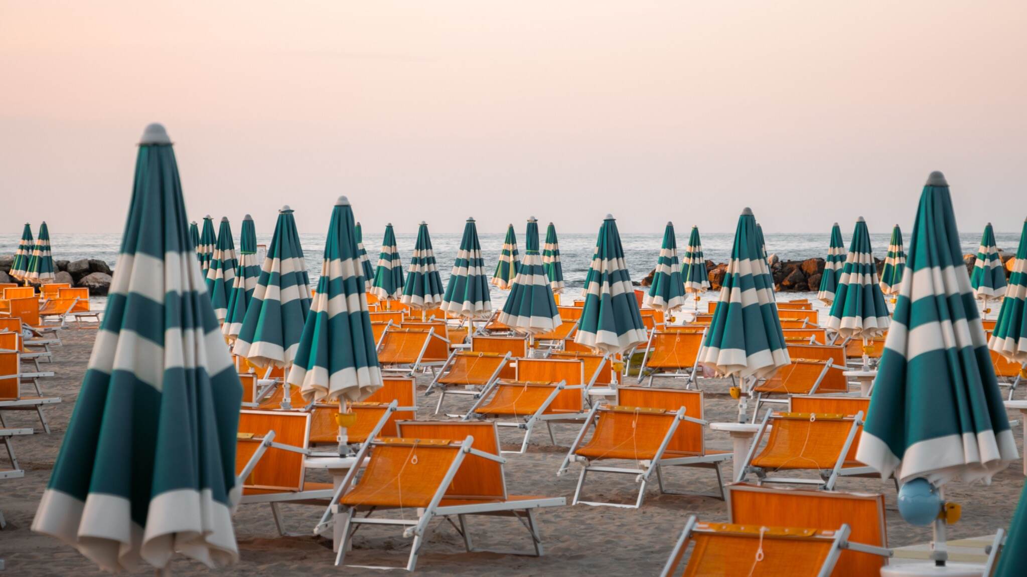 Bellaria-Igea Marina, hotel fronte mare all’asta da €759.375: circa 1.700 mq con accesso diretto alla spiaggia. Ma il vero valore dipende da quante camere saranno autorizzabili dopo il rilancio