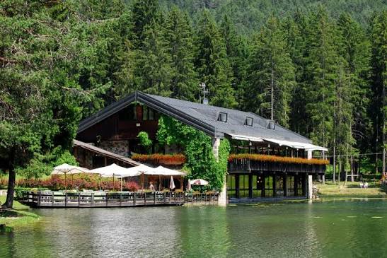 Chalet al Lago nelle Dolomiti da €133.500: si compra il ramo d’azienda, non le mura. E il gestore ha la prelazione