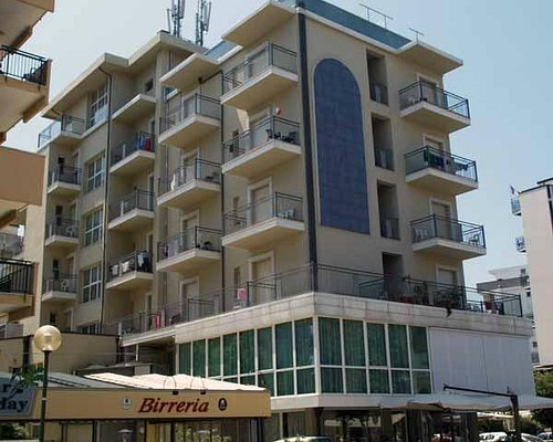 Hotel Bravo & Condor a Cesenatico: 46 camere da 754 mila euro, ma il vero investimento è nel contratto da 50 mila euro l’anno