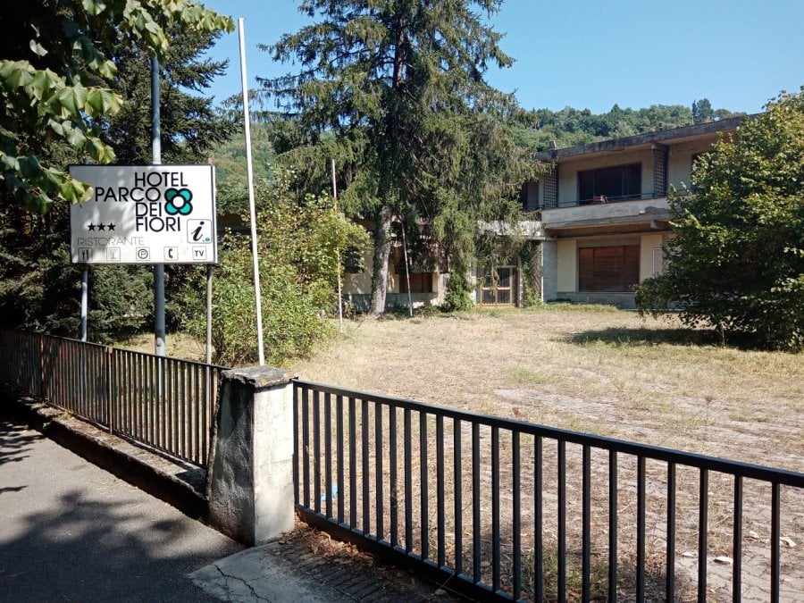 Ex Hotel Parco dei Fiori a Ronta: 27 camere, 5.640 mq di parco e €515 mila di base. Ma il vero valore è ancora alberghiero?