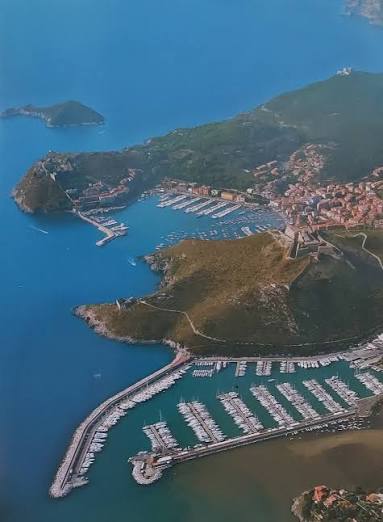 Porto Ercole: €6,2 milioni per trasformare le ex scuole in hotel. Il vincolo di 50 anni cambia l’investment case